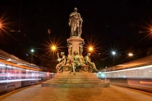 platz–max-monument-muenchen–von-lisa-meinhold-300-800-80