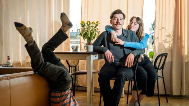 Enrico Seligmann mit seiner Freundin und deren Sohn in der gemeinsamen neuen Wohnung in Hamburg Horn. Fotografiert am 21.04.2023