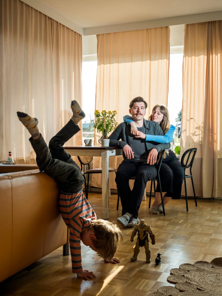 Enrico Seligmann mit seiner Freundin und deren Sohn in der gemeinsamen neuen Wohnung in Hamburg Horn. Fotografiert am 21.04.2023