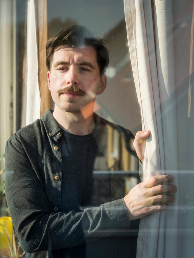 Enrico Seligmann mit seiner Freundin und deren Sohn in der gemeinsamen neuen Wohnung in Hamburg Horn. Fotografiert am 21.04.2023