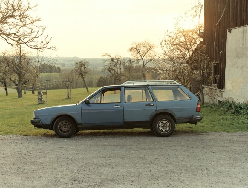 1-4-Blauer-Passat-engl-Blue-Passat-Herzogsdorf-2004-C-Print-48x365cm-scaled-830×630