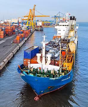navio-a-atracar-em-porto-lisboa